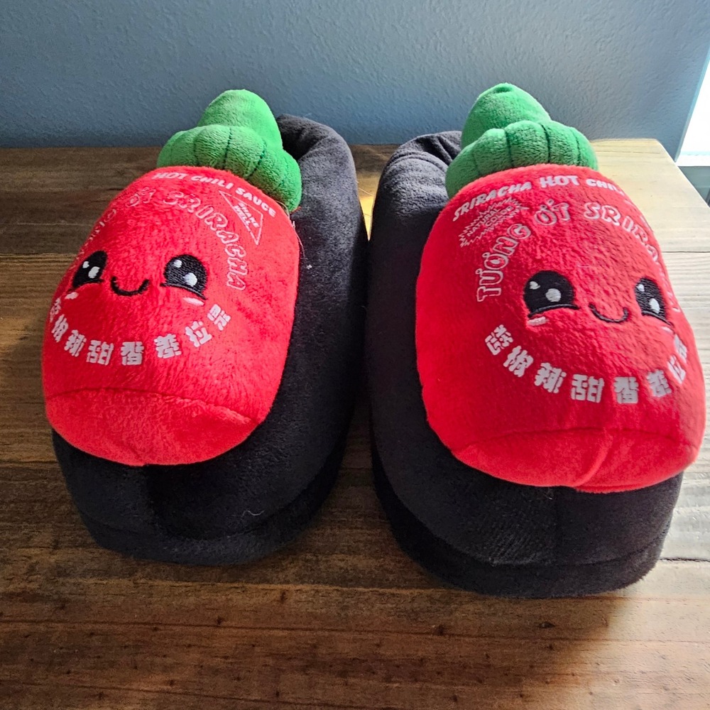 Women's Sriracha Hot Chili Sauce Slippers Plush Cozy Indoor Shoes S/M 4-7 - Picture 2 of 7